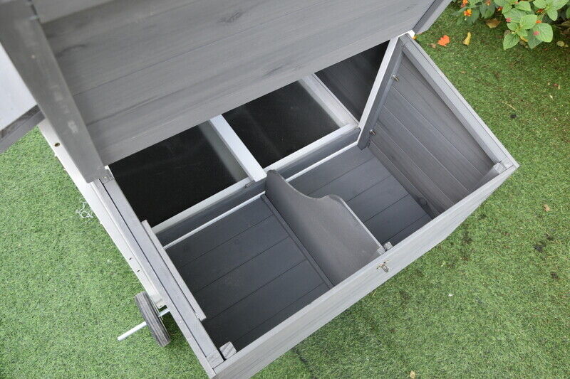 Twin nesting boxes with a divider for private laying.
